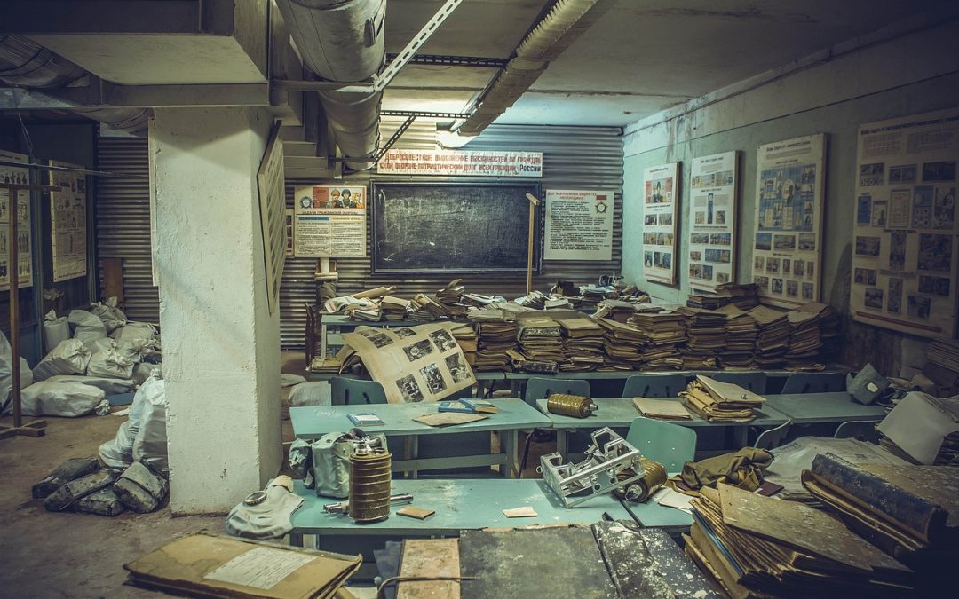 Penyemprotan Disinfektan di Pinggir Sungai